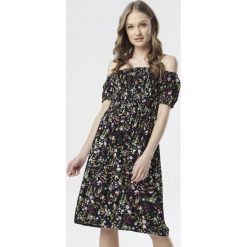 Granatowa Sukienka Lorairiel. Niebieskie sukienki damskie Born2be, s, w kwiaty, z jeansu, bez kołnierzyka, z krótkim rękawem, krótkie, mini. Za 59,99 zł.