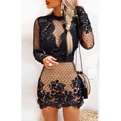 Sukienka SARIE. Sukienki damskie Sukienka SARIE, s, w koronkowe wzory, z koronki, eleganckie, bez kołnierzyka, z krótkim rękawem, krótkie, mini. W wyprzedaży za 109,00 zł.