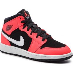 Buty NIKE - Air Jordan 1 Mid (GS) 554725 061 Black/Infrared 23/White. Czerwone buty sportowe damskie marki Nike, bez wzorów, ze skóry ekologicznej, sportowe, nike air jordan. Za 339,00 zł.
