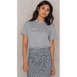 T-shirty damskie: Statement By NA-KD Influencers T-shirt Iva Nikolina – Grey