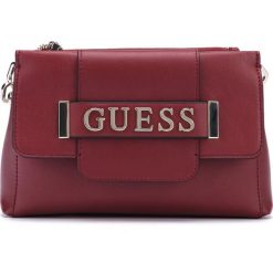 Guess Kerrigan Cross body bag Czerwony. Czerwone torebki klasyczne damskie Guess, w paski, z poliesteru, bez dodatków. Za 492,95 zł.