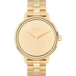 Zegarek kwarcowy "Kensington" w kolorze złotym. Żółte, analogowe zegarki damskie Nixon, złote. W wyprzedaży za 269,95 zł.