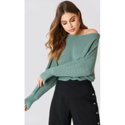 NA-KD Dzianinowy sweter z odkrytymi ramionami - Green. Zielone swetry damskie NA-KD, bez wzorów, z dzianiny, bez rękawów, bez kaptura. Za 121,95 zł.