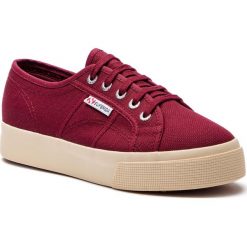 Tenisówki SUPERGA - 2730 Cotu S00C3N0 Dk Bordeaux C84. Czerwone półbuty damskie Superga, na co dzień, bez wzorów, z gumy, bez obcasa, bez zapięcia. W wyprzedaży za 209,00 zł.