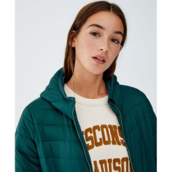 Pikowana kurtka z kapturem. Zielone bomberki damskie Pull&Bear, z kapturem. Za 79,90 zł.