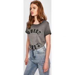 Guess Jeans - Top. Szare bluzki damskie Guess Jeans, s, z nadrukiem, z bawełny, z okrągłym kołnierzem. W wyprzedaży za 129,90 zł.
