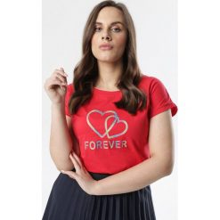 Czerwony T-shirt Katharina. Czerwone bluzki damskie Born2be, xl, z aplikacjami, z okrągłym kołnierzem. Za 39,99 zł.