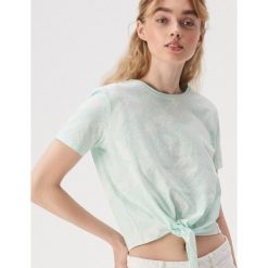 T-shirt z nadrukiem allover w liście - Turkusowy. Niebieskie t-shirty damskie Sinsay, s, z nadrukiem, bez kołnierzyka. W wyprzedaży za 7,99 zł.