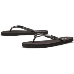 CALVIN KLEIN FF SANDALS > KW0KW01032-BEH. Klapki damskie Calvin Klein, bez wzorów, z materiału, bez obcasa. W wyprzedaży za 129,99 zł.