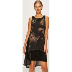 Desigual - Sukienka. Czarne sukienki damskie Desigual, na co dzień, bez wzorów, z dzianiny, z okrągłym kołnierzem, bez rękawów, mini, asymetryczne. W wyprzedaży za 219,90 zł.