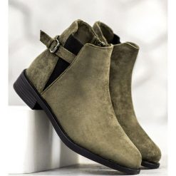 ZAMSZOWE BOTKI. Botki damskie Ideal Shoes, z zamszu, bez obcasa, bez zapięcia. Za 102,90 zł.