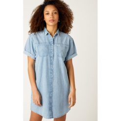 Sukienka jeansowa Wrangler Denim W9P03JX4E. Niebieskie sukienki damskie Wrangler, na co dzień, xs, bez wzorów, z bawełny, bez kołnierzyka, bez rękawów, proste. Za 299,00 zł.