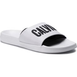 Klapki CALVIN KLEIN - Slide KM0KM00376 908. Białe klapki męskie Calvin Klein, z tworzywa sztucznego, bez zapięcia. Za 159,00 zł.