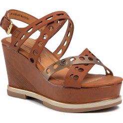 Sandały WRANGLER - Toledo Jeanies WL01570A Cognac 064. Pomarańczowe klapki damskie Wrangler, bez wzorów, ze skóry ekologicznej, bez obcasa, na obcasie. W wyprzedaży za 179,00 zł.