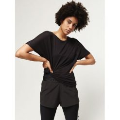 O'Neill Essentials Drapey Koszulka Czarny. Czarne koszulki damskie O'Neill, s, bez wzorów, z wiskozy, bez kołnierzyka, z krótkim rękawem. Za 137,95 zł.