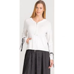 SWETER Liu Jo Sport. Białe swetry damskie Liu Jo Sport, s, bez wzorów, z dzianiny, bez rękawów, z kapturem. Za 468,30 zł.