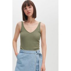 Top z prążkowanej dzianiny -. Topy damskie Reserved, xl, bez wzorów, z dzianiny, bez kołnierzyka. W wyprzedaży za 29,99 zł.