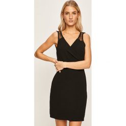 Morgan - Sukienka. Czarne sukienki damskie Morgan, na co dzień, bez wzorów, z elastanu, eleganckie, bez kołnierzyka, bez rękawów, mini, proste. W wyprzedaży za 249,90 zł.
