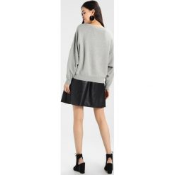 Swetry klasyczne damskie: Vila VIFLORELLE Sweter light grey melange/festival fuchsia