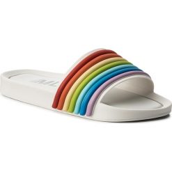 Klapki MELISSA - Beach Slide 3DB Rainbow 32389 White/Rainbow 53303. Białe klapki damskie Melissa, bez wzorów, z tworzywa sztucznego, bez obcasa. W wyprzedaży za 229,00 zł.