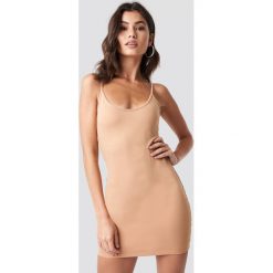 Nicki x NA-KD Dopasowana sukienka na ramiączkach - Beige. Brązowe sukienki damskie marki Nicki x NA-KD, bez wzorów, bez kołnierzyka, bez rękawów, mini, dopasowane. W wyprzedaży za 56,78 zł.