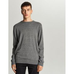 Prosty sweter o kroju basic - Jasny szary. Szare swetry męskie Cropp, s, bez wzorów, bez kołnierzyka, bez kaptura. Za 69,99 zł.