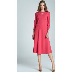 Fuksja Kobieca Rozkloszowana Sukienka Midi z Pęknięciem przy Dekolcie. Czerwone sukienki dziewczęce Molly.pl, bez wzorów, z tkaniny, eleganckie, bez rękawów, midi, rozkloszowane. Za 149,90 zł.