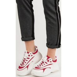 BIAŁO-CZERWONE SNEAKERSY. Białe trampki i tenisówki damskie Merg. Za 79,90 zł.