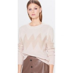 Sweter z geometrycznym wzorem - Różowy. Różowe swetry damskie Mohito, s, bez wzorów, bez rękawów, bez kaptura. Za 99,99 zł.