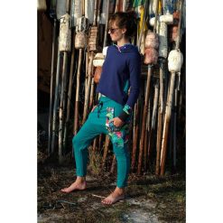 Spodnie damskie Papugi - baggy pants - joggery. Czarne spodnie dresowe damskie Pakamera, z tkaniny. Za 195,00 zł.