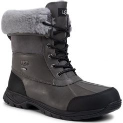 Śniegowce UGG - M Butte 5521 Mtl. Szare śniegowce męskie Ugg, bez zapięcia. W wyprzedaży za 749,00 zł.