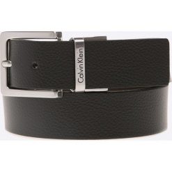 Calvin Klein Jeans - Pasek skórzany dwustronny. Czarne paski męskie Calvin Klein Jeans, w paski, z jeansu. W wyprzedaży za 149,90 zł.