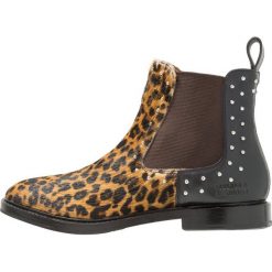 Melvin & Hamilton KATRIN Ankle boot brown. Pomarańczowe botki damskie marki Melvin & Hamilton, ze skóry, bez obcasa, bez zapięcia. Za 799,00 zł.