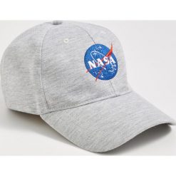 Czapka z daszkiem NASA - Jasny szary. Szare czapki damskie Sinsay, bez wzorów. Za 24,99 zł.