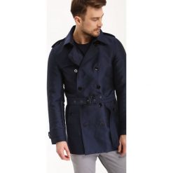 PŁASZCZ MĘSKI. Niebieskie płaszcze męskie Top Secret, na lato, xxl, w paski, eleganckie, krótkie, bez kaptura. W wyprzedaży za 139,99 zł.