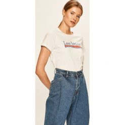 Lee - T-shirt. Białe topy damskie Lee, s, z nadrukiem, z bawełny, casualowe, z okrągłym kołnierzem. W wyprzedaży za 99,90 zł.