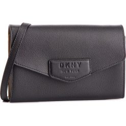 Torebka DKNY - Sullivan Cbdy Wallet R8458945 Blk/Gold BGD. Czarne listonoszki damskie DKNY, ze skóry. W wyprzedaży za 379,00 zł.