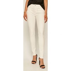 Tommy Hilfiger - Jeansy Venice. Białe jeansy damskie TOMMY HILFIGER, bez wzorów, z elastanu. W wyprzedaży za 299,90 zł.
