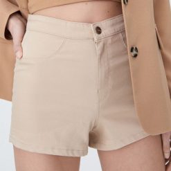 Dopasowane szorty high waist - Kremowy. Białe szorty damskie Sinsay, bez wzorów, z podwyższonym stanem. Za 29,99 zł.