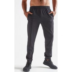 Spodnie dresowe fitness cardio FPA 500 męskie. Czarne spodnie męskie DOMYOS, xl, bez wzorów, z elastanu, sportowe. Za 79,99 zł.