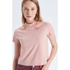 Bluzka z półgolfem - Różowy. Różowe bluzki damskie marki Cropp, s, bez wzorów, bez kołnierzyka, bez rękawów. Za 29,99 zł.