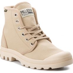 Trapery PALLADIUM - Pampa Hi Originale 75349-238-M Sahara/Ecru. Brązowe trapery damskie Palladium, z tworzywa sztucznego, klasyczne, bez obcasa, bez zapięcia. W wyprzedaży za 259,00 zł.