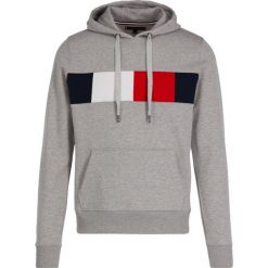 Bluza TOMMY HILFIGER Flag Chest MW0MW10511. Szare bluzy męskie TOMMY HILFIGER, s, bez wzorów, z bawełny, bez kołnierzyka, bez rękawów, bez kaptura. W wyprzedaży za 349,00 zł.
