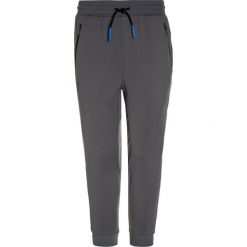 Under Armour PENNANT Spodnie treningowe graphite. Szare spodnie chłopięce marki Under Armour, z materiału. W wyprzedaży za 126,75 zł.
