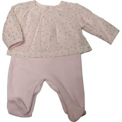 Śpioszki w kolorze jasnoróżowym. Różowe śpiochy niemowlęce Just Too Cute, bez wzorów. W wyprzedaży za 49,95 zł.