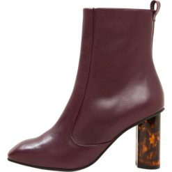 Kurt Geiger STRIDE Botki wine. Czerwone botki damskie skórzane marki Kurt Geiger, klasyczne. Za 819,00 zł.