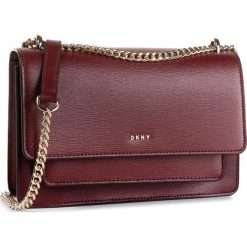 Torebka DKNY - R91E3A90 Blood Red XOD. Czerwone torebki klasyczne damskie DKNY, bez wzorów, ze skóry, wizytowe, bez dodatków. W wyprzedaży za 499,00 zł.