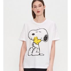 Koszulka z nadrukiem Snoopy - Biały. Białe koszulki damskie House, s, z nadrukiem. Za 39,99 zł.