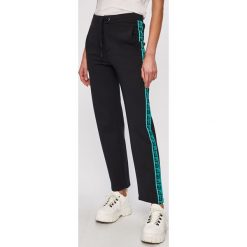 Pepe Jeans - Spodnie. Czarne spodnie materiałowe damskie Pepe Jeans, s, z haftami, z elastanu. W wyprzedaży za 179,90 zł.
