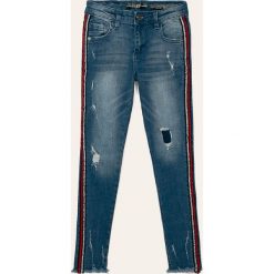 Guess Jeans - Jeansy dziecięce 118-175 cm. Niebieskie jeansy dziewczęce Guess Jeans, z aplikacjami, z elastanu. W wyprzedaży za 169,90 zł.